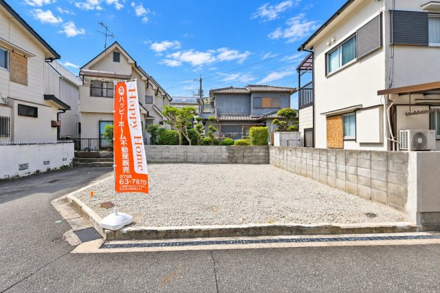宝塚市口谷西3丁目建築条件付売土地の外観|南側道路から撮影した現地写真。南東角地のため二方向に開けており、明るさと開放感が感じられる敷地です。建物プラン例とあわせて、これからの住まいづくりをご検討ください。