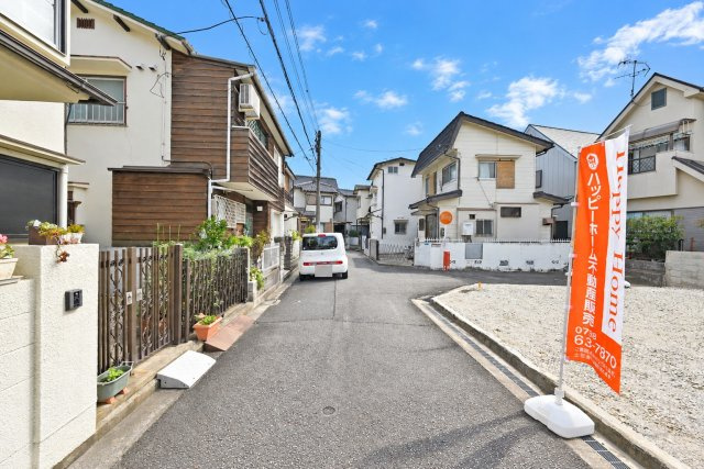 宝塚市口谷西3丁目建築条件付売土地の前面道路含む現地写真|前面道路は南側3.9ｍ、東側3.9ｍです。