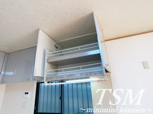 東中振１丁目戸建賃貸のキッチン|昇降式の収納棚