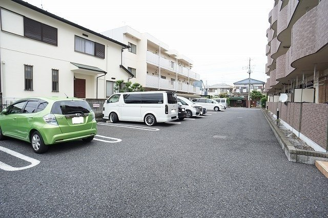 グランディ　東所沢の駐車場