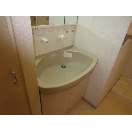 メルヴェーユ調布の洗面所|明るい洗面所です