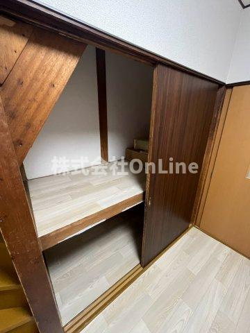 下小阪5丁目2階建貸家の収納