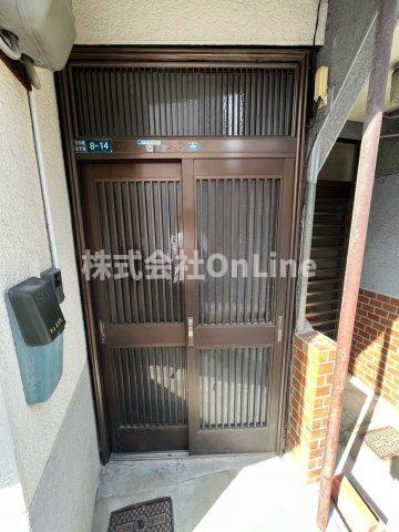 下小阪5丁目2階建貸家のエントランス