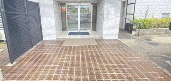 松戸市小金きよしケ丘４丁目の賃貸マンションのエントランス