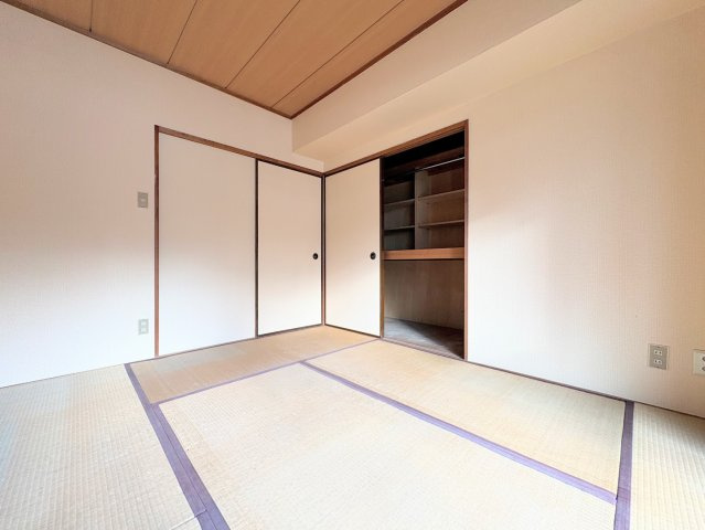 【和室】 | ブルンネン宮前平　宮前平駅約19分/広々南向きバルコニー | ◆室内はいつも明るい印象なので気持ちの良い朝を迎えられます。各部屋には収納スペースを完備しており、収納が多いお家はすっきりして快適空間です。
