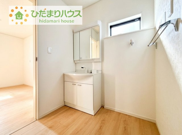 【独立洗面台】 | 下妻市加養第1　新築戸建 | 三面鏡の大きな鏡は憧れます(^^♪
鏡の後ろは収納となっていて、細かいものでも収納できるのでスッキリと整理できます！
