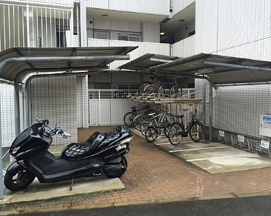 【その他共用部分】 | ガリシア新宿ＷＥＳＴ | バイク置き場・駐輪場。