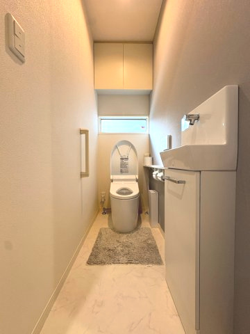 亀岡市千代川町小林植田のトイレ|温水洗浄便座付きトイレ
清潔感のあるトイレ空間です。