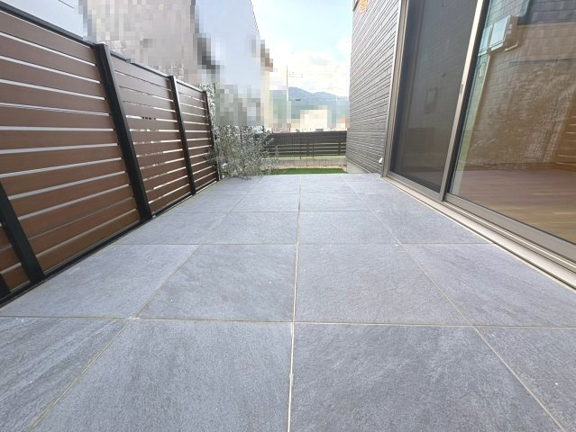 亀岡市千代川町小林植田の庭|1階 タイルデッキがございます。
BBQをしたり、昼寝をしたり等様々な用途でご使用いただけます。