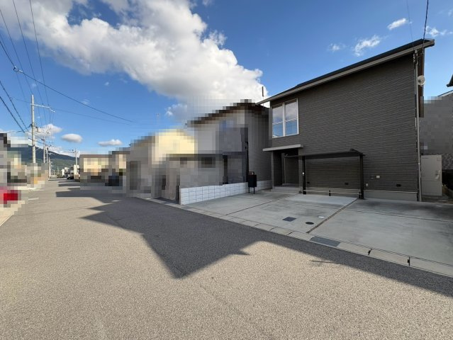 亀岡市千代川町小林植田の前面道路含む現地写真|北側公道の幅員は約7.0ｍ
ゆとりのある前道で、駐車もスムーズです。