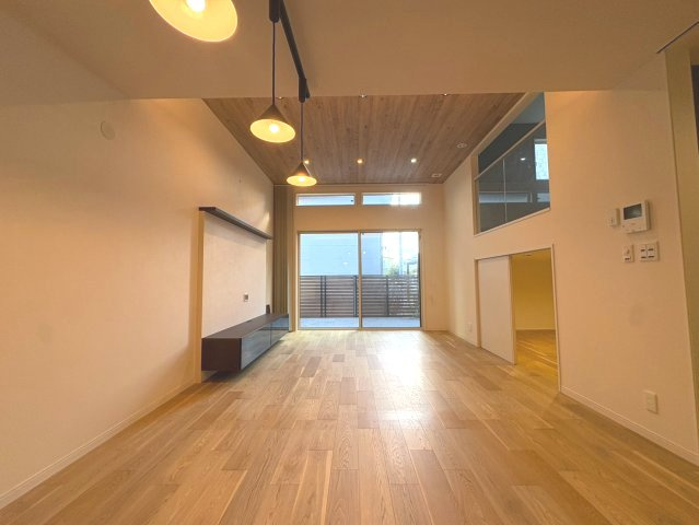 亀岡市千代川町小林植田の居間・リビング|LDK（約19帖）
美しい木目が映える、心安らぐ空間です。
