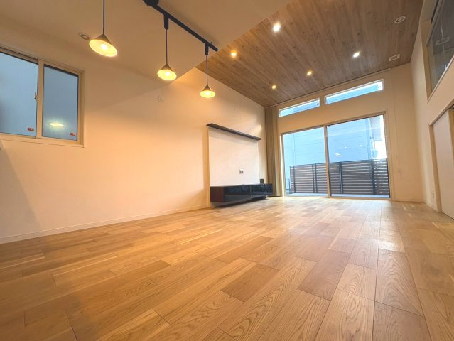亀岡市千代川町小林植田の居間・リビング|南向きで陽当たり・風通し良好です。
おしゃれな照明が、空間をより魅力的に演出します。