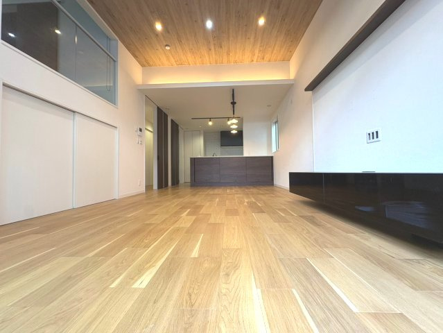 亀岡市千代川町小林植田の居間・リビング|ご家族との会話を楽しみながら料理ができる対面キッチンです。