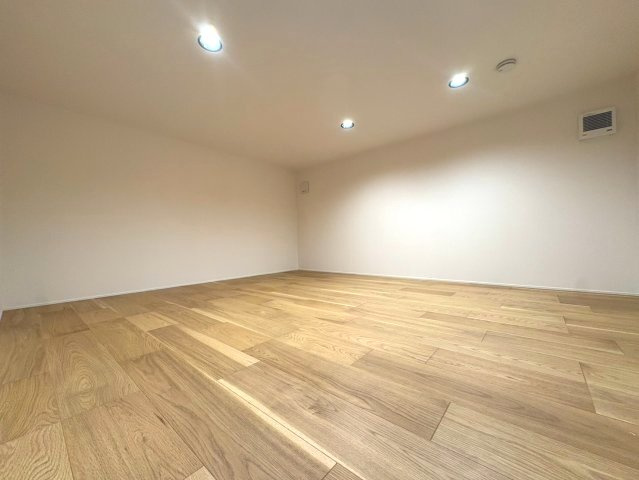 亀岡市千代川町小林植田の洋室|1階 納戸（約5.3帖）
LDK横の納戸。客間としてのご利用も可能です。