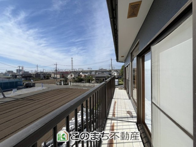 【バルコニー】 | KEM小山市城北1期 | 南向きのバルコニーは陽当り良好で、たっぷりのお洗濯物もよく乾きます！

