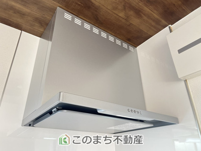 【キッチン】 | KEM小山市城北1期 | お手入れ簡単！スッキリとしていながら機能的なレンジフードが標準で備わっています！
