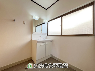 【洗面所】 | KEM小山市城北1期 | 新品未使用の洗髪洗面化粧台で朝の身支度もスムーズ♪伸びるホースでお掃除も簡単清潔です！
