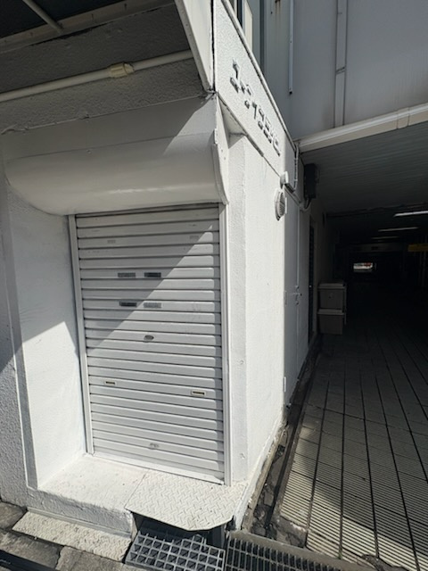 ユーアイプラザビル1階の玄関