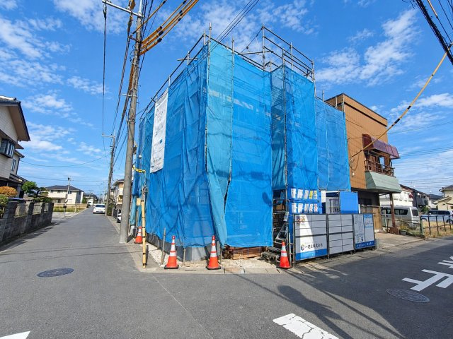 三郷市　戸ケ崎4丁目　新築戸建の前面道路含む現地写真|着々と工事が進行中。完成後は明るく開放的な住空間が誕生予定です。今なら完成までの様子もご覧いただけます。