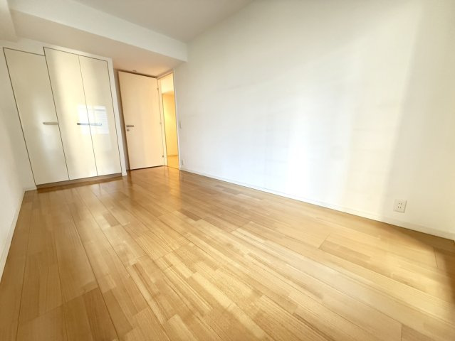 ザ・六甲レジデンスの洋室|約8帖の広々とした洋室は、主寝室にもぴったり。ゆとりある空間で、ベッドや家具を配置しても快適にお過ごしいただけます。