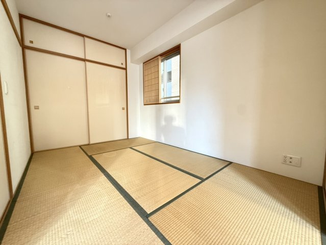 ザ・六甲レジデンスの和室|LDKに隣接した約6帖の和室は、扉を開放することでLDKと一体化した広々とした空間としてお使いいただけます。