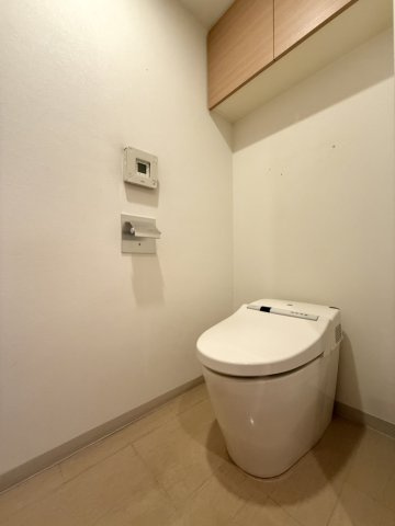 ザ・六甲レジデンスのトイレ|清潔感のあるトイレ空間。毎日気持ちよくお使いいただける、快適な住まいのポイントです。