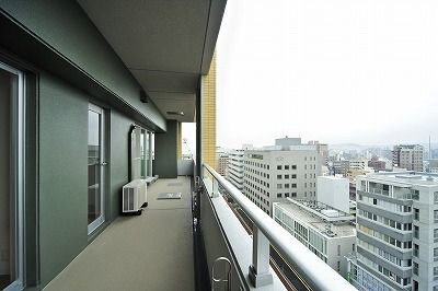 テングッド渡辺通のバルコニー|外からの目が気にならないバルコニーで洗濯物が干せます