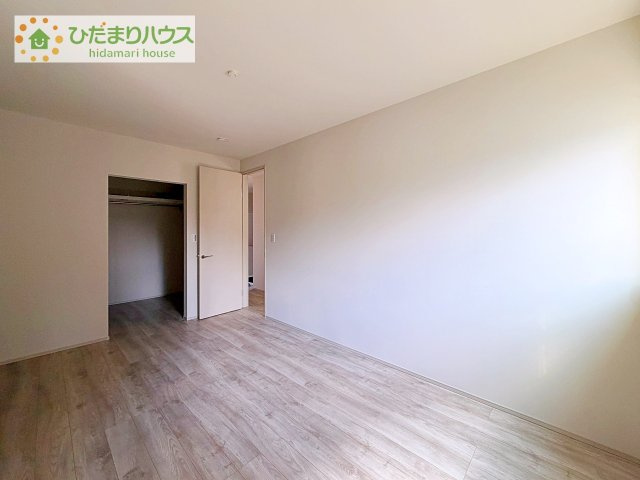 【寝室】 | 土浦市高岡　新築戸建　4号棟 | 大きなベッドを置いても余裕の広さの主寝室♪