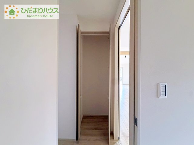 【収納】 | 土浦市高岡　新築戸建　4号棟 | 便利な廊下収納があるので掃除機や買いだめする洗面所用品はもちろん、箱買いしたペットボトルまでしまえます(^^)