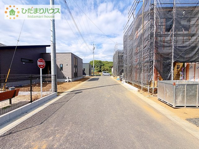 【前面道路含む現地写真】 | 土浦市高岡　新築戸建　4号棟 | 断熱性に優れたペアガラス、結露を防ぐだけでなく遮音性にも優れていて、室内がより一層快適に生活できます。