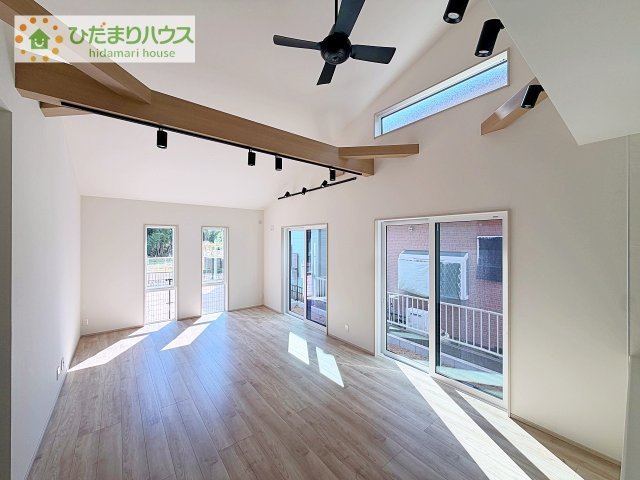 【居間・リビング】 | 土浦市高岡　新築戸建　4号棟 | お子様が元気に遊べる広々としたリビングです！