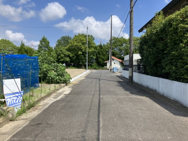 碧南市雨池町の前面道路含む現地写真|前面道路が広いからお車の乗り入れも安心です♪