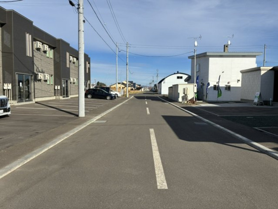 北見市中央三輪２丁目２９２番地１１　新築戸建の前面道路含む現地写真
