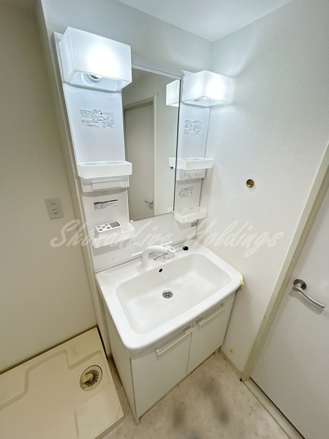 茅ヶ崎市十間坂２丁目の賃貸マンションの洗面所|明るい洗面所です
