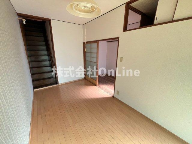 御厨4丁目2階建貸家の洋室