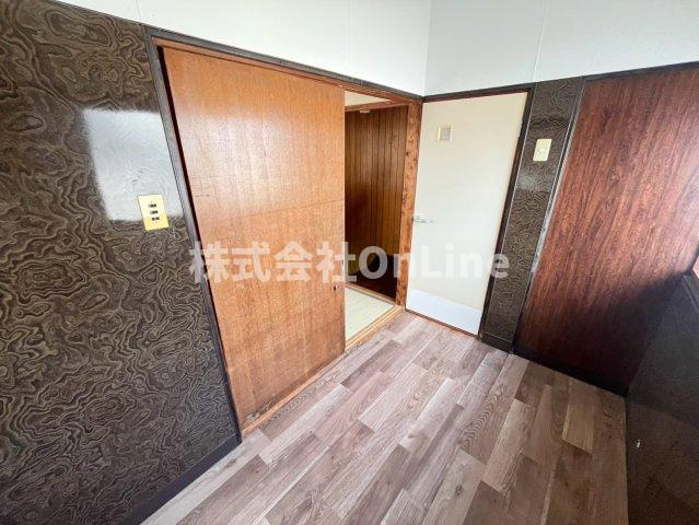御厨4丁目2階建貸家の洋室