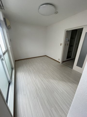エトワール清心の洋室