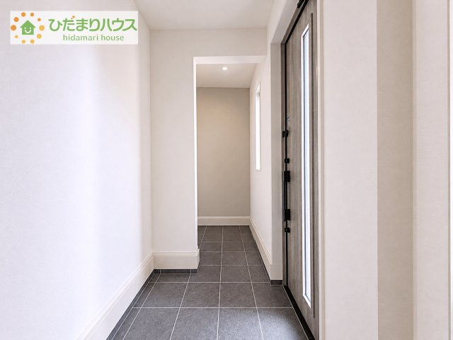 【玄関】 | つくば市松代1丁目　中古戸建 | シューズクロークも棚付きとなり、ペットのリードやお出かけのコートなどもこちらへ収納可能となります。ベビーカーやゴルフバッグなどもこちらへ