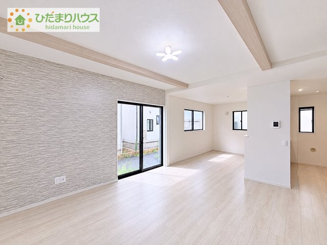 【居間・リビング】 | つくば市松代1丁目　中古戸建 | 18帖のLDKは折り上げ天井を採用し、実際の帖数以上の開放感を演出。対面式キッチンからはリビング全体を見渡せるため、ご家族とのコミュニケーションも自然と増えます。