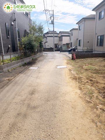 野田市第4中野台　新築戸建　2号棟の前面道路含む現地写真|接道：北側約4.0ｍ私道・東側3.5ｍ公道