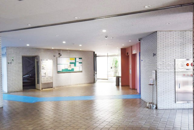 【ロビー】 | 東十条サンハイツ　A棟 | マンションのエントランスに広がるホールの様子。～即日のご見学可能～　お問合せはお気軽に。