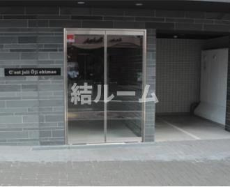 北区岸町１丁目の賃貸マンションのエントランス