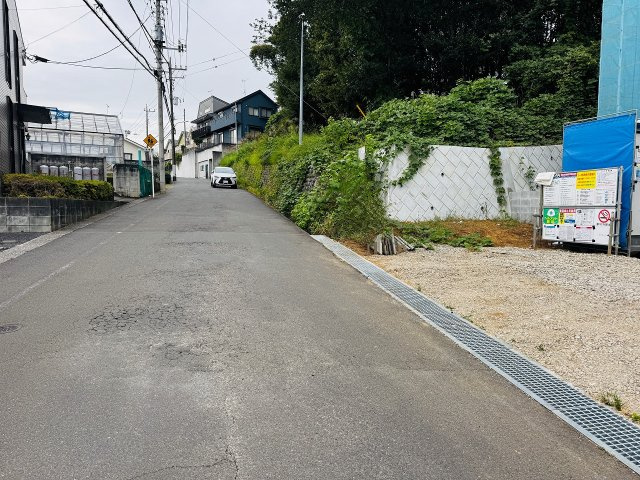 八王子市　石川町　新築一戸建て　４期の前面道路含む現地写真|～南西側6ｍ道路につき陽当たり良好、駐車もしやすいです～