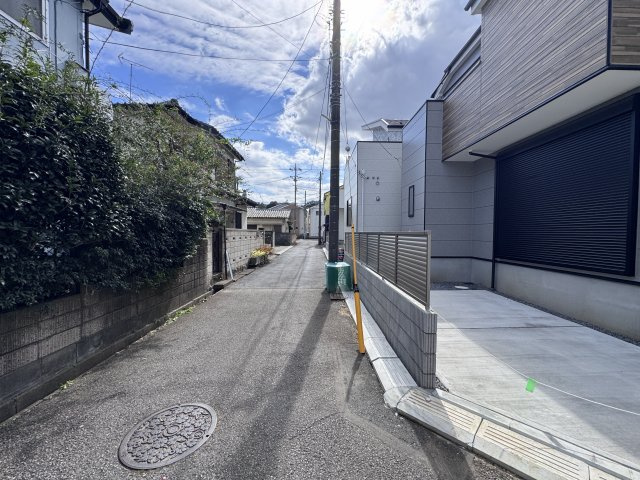 柏市光ケ丘２丁目新築戸建【酒井根東小学校：9分】の前面道路含む現地写真|東側前面道路