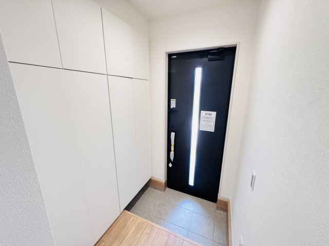 柏市光ケ丘２丁目新築戸建【酒井根東小学校：9分】の玄関|玄関ホール・容量たっぷりシューズボックス