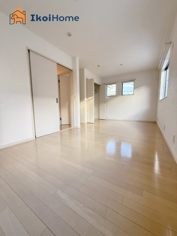 姫路市御立東1丁目　中古戸建の寝室|●年中無休：当日予約可●2階洋室10帖のお部屋には2箇所大型の収納もあります！