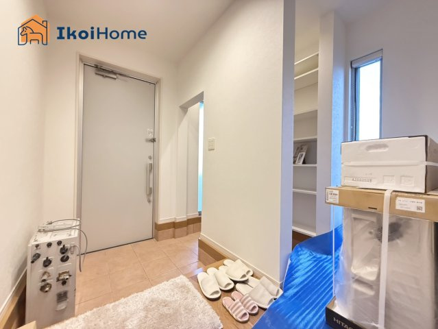姫路市御立東1丁目　中古戸建の玄関|●年中無休：当日予約可●玄関には土間収納がございます！釣り道具やキャンプ用品など収納には困りません！