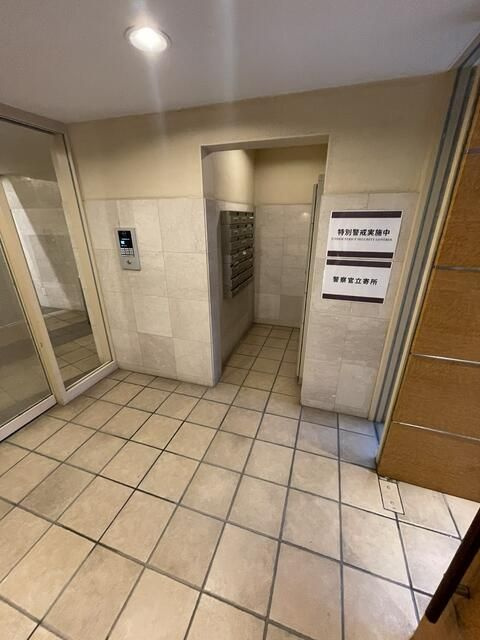 麻布十番ハイツのエントランス
