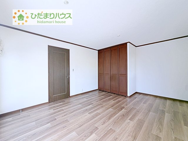 【寝室】 | 土浦市板谷4丁目　中古戸建 | 広めの主寝室は、ベッドの他にもパソコンデスクやドレッサーなども置けちゃいます(*^-^*)