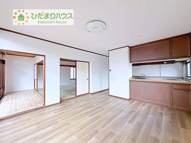 【居間・リビング】 | 土浦市板谷4丁目　中古戸建 | お子様が元気に遊べる広々としたリビングです！